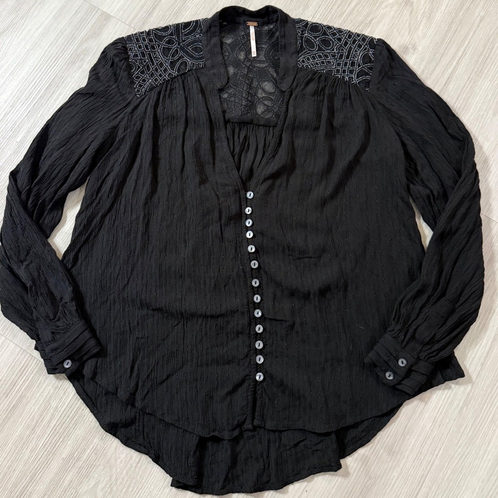 Free People Black Crinkle Gauze Lace Shoulder Button Down Blouse XS OB524584 - Picture 2 of 13